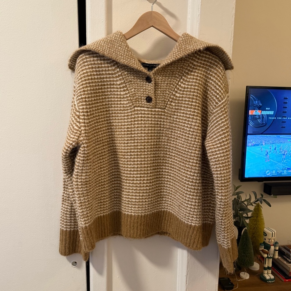 NWT: Banana Republic Tan and White Sweater